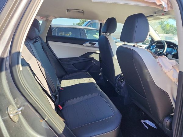 2025 VOLKSWAGEN TAOS 4Motion SE