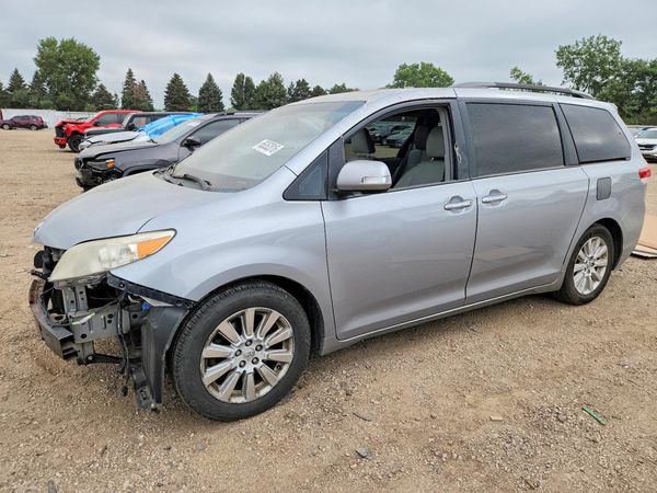 2014 TOYOTA SIENNA
