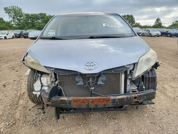2014 TOYOTA SIENNA