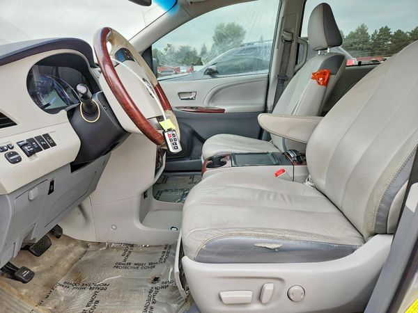 2014 TOYOTA SIENNA