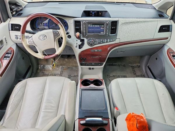 2014 TOYOTA SIENNA