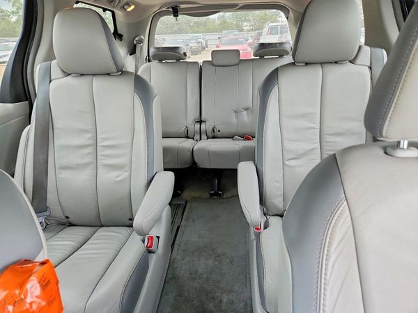 2014 TOYOTA SIENNA