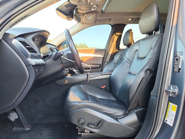 2017 VOLVO XC90 Momentum — DENT