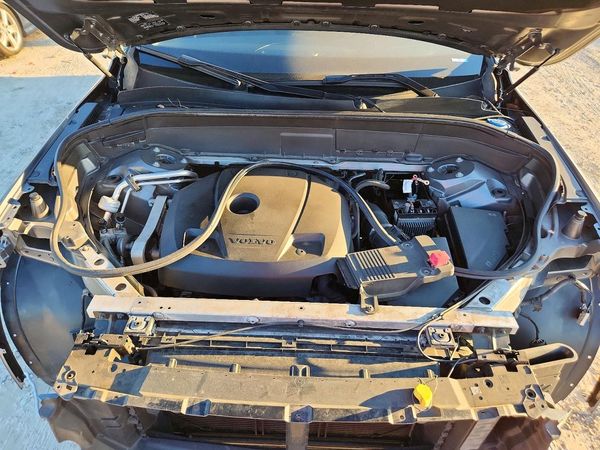 2017 VOLVO XC90 Momentum — Engine bay