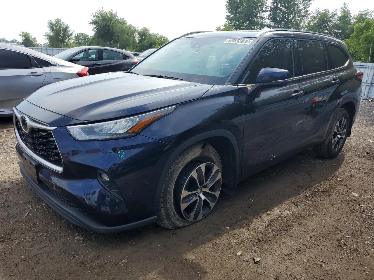 2020 TOYOTA HIGHLANDER XLE — Front 3/4