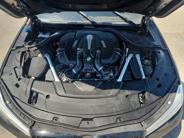 2019 BMW 7 SERIES xDrive — Engine bay
