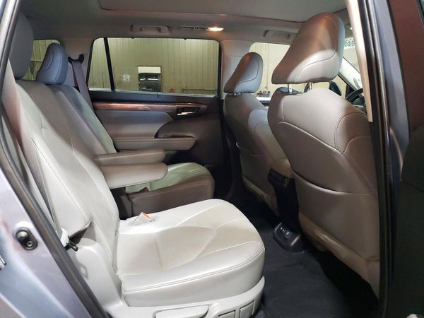 2021 TOYOTA HIGHLANDER Platinum