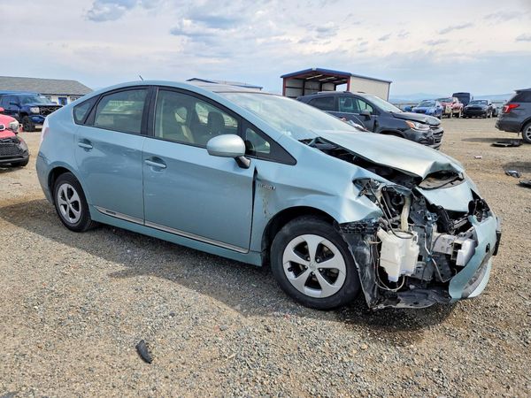 2013 TOYOTA PRIUS — Passenger 3/4