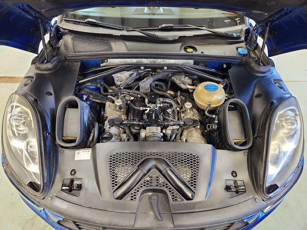 2016 PORSCHE MACAN