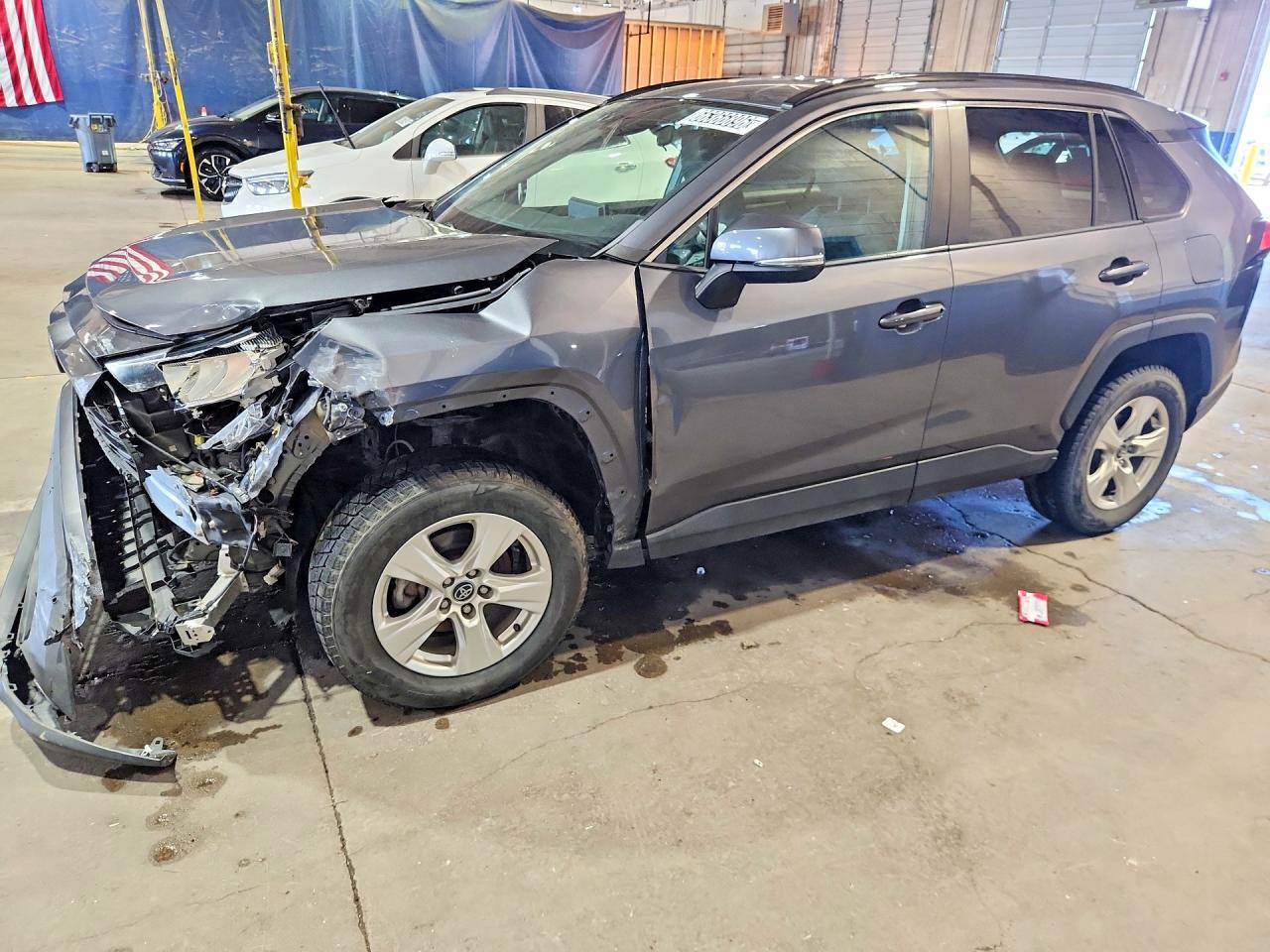 2021 TOYOTA RAV4 XLE — Front 3/4