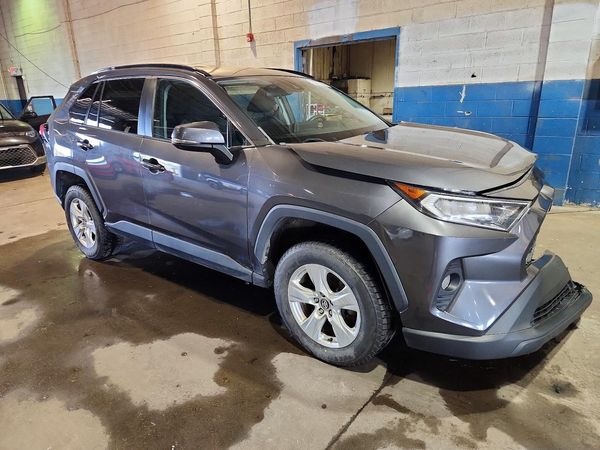 2021 TOYOTA RAV4 XLE — Passenger 3/4