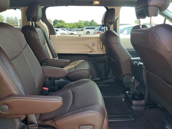 2024 TOYOTA SIENNA Platinum