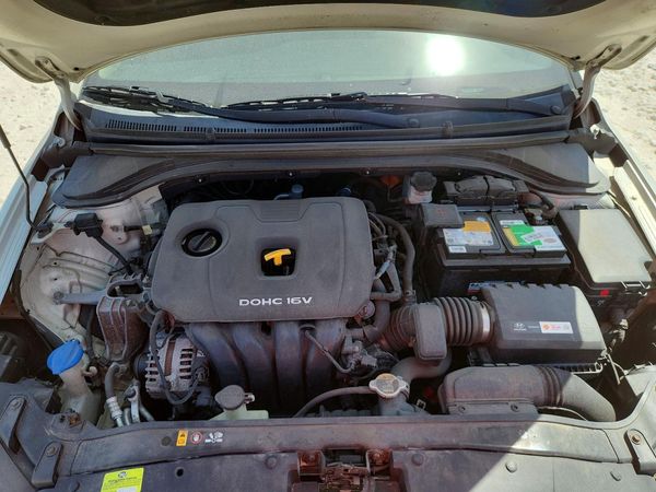 2017 HYUNDAI ELANTRA — Engine bay
