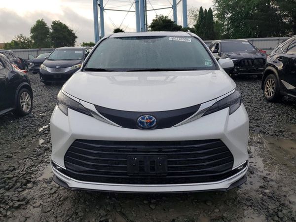 2024 TOYOTA SIENNA