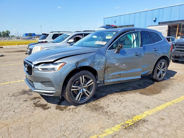 2019 VOLVO XC60 Momentum — Front 3/4