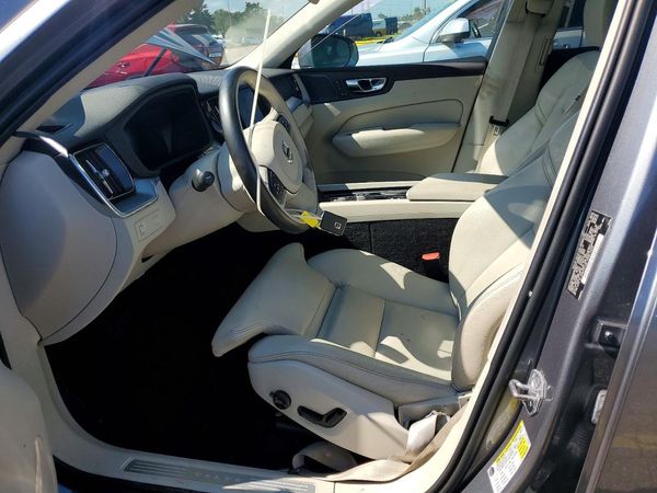2019 VOLVO XC60 Momentum — DENT