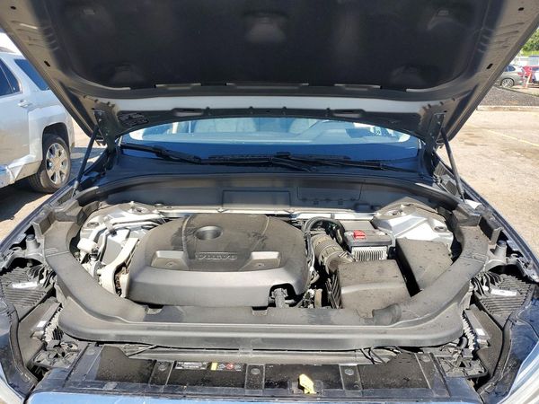 2019 VOLVO XC60 Momentum — Engine bay