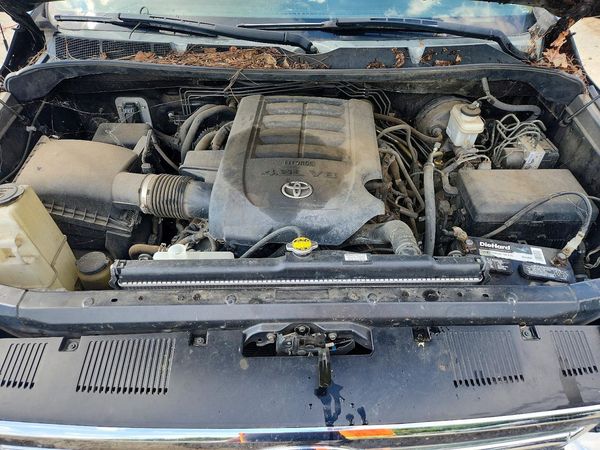 2016 TOYOTA TUNDRA SR/SR5 — Engine bay