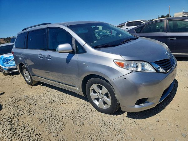 2017 TOYOTA SIENNA