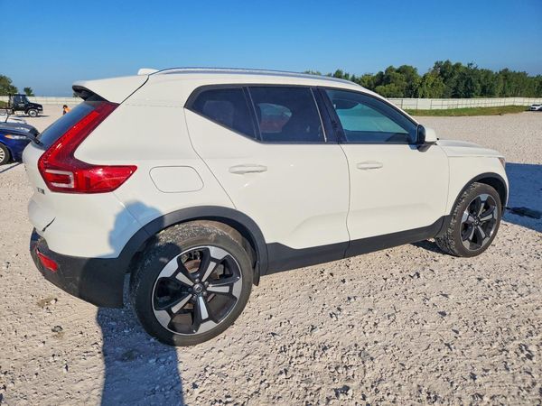 2019 VOLVO XC40 Momentum