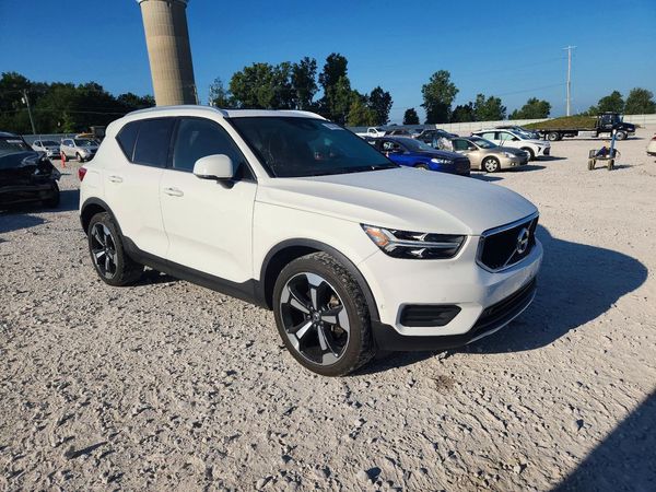 2019 VOLVO XC40 Momentum
