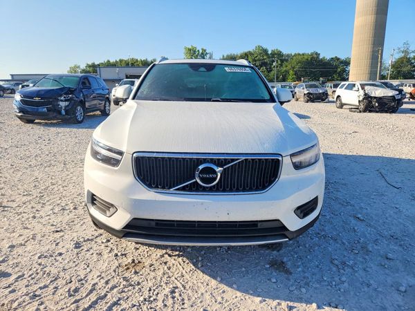 2019 VOLVO XC40 Momentum