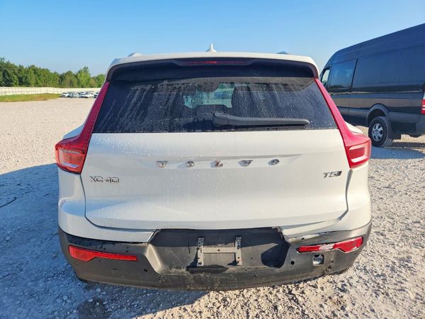 2019 VOLVO XC40 Momentum