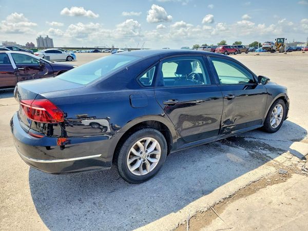 2018 VOLKSWAGEN PASSAT S, R-Line