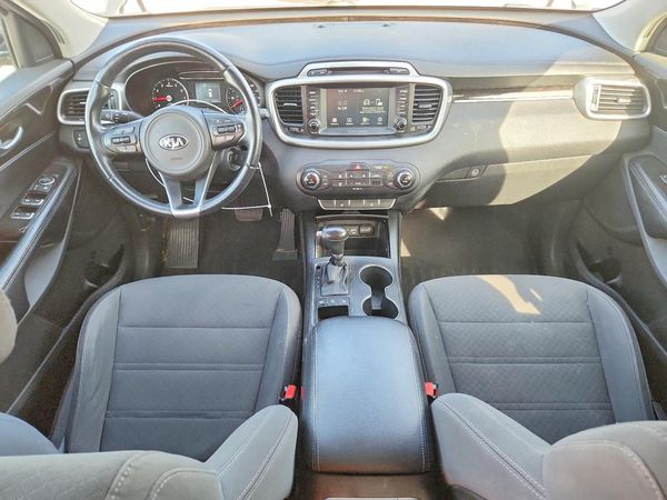 2017 KIA SORENTO L, LX