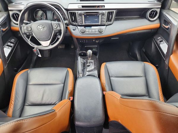 2017 TOYOTA RAV4 SE