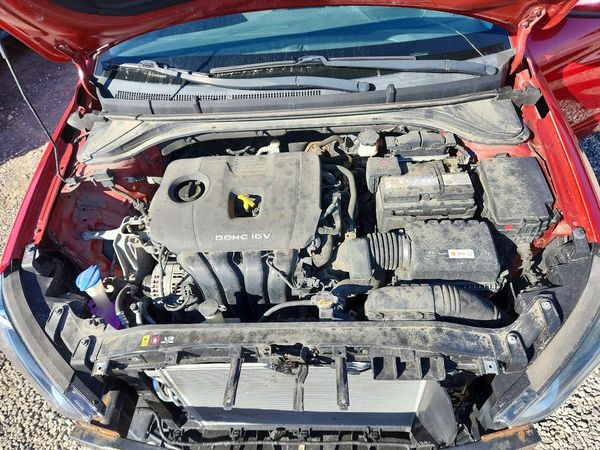 2017 HYUNDAI ELANTRA SE Base — Engine bay
