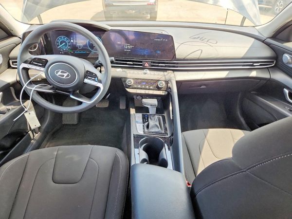 2024 HYUNDAI ELANTRA