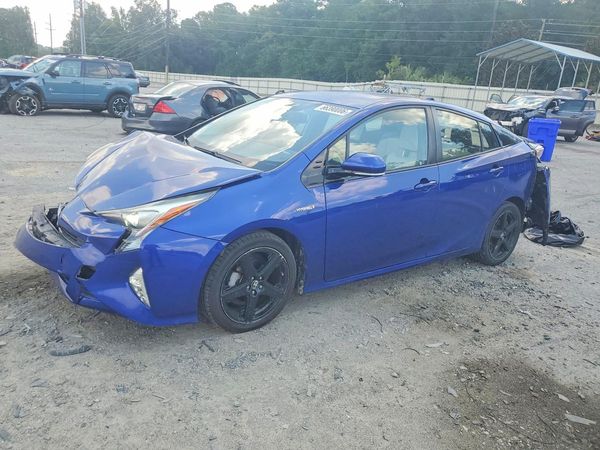 2016 TOYOTA PRIUS — Front 3/4
