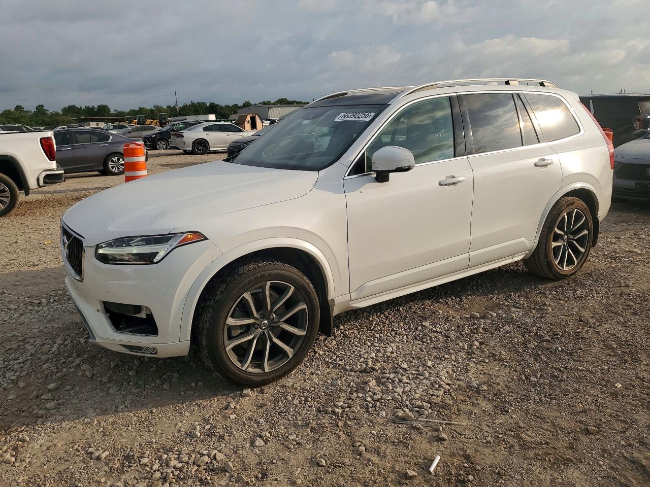 2018 VOLVO XC90 Momentum