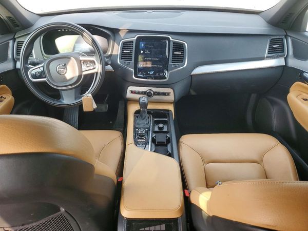 2018 VOLVO XC90 Momentum