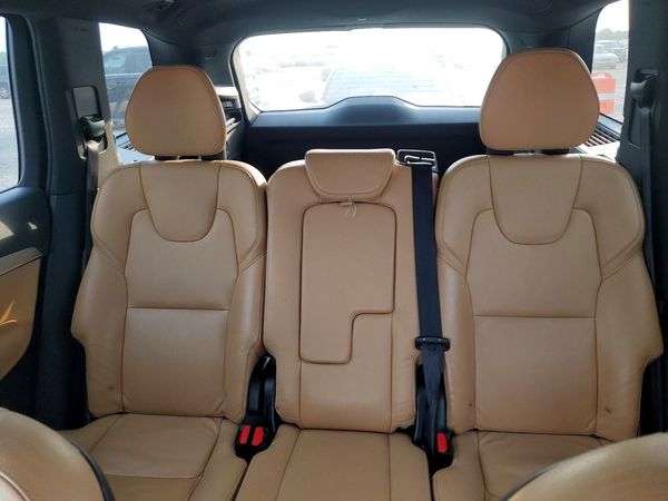 2018 VOLVO XC90 Momentum