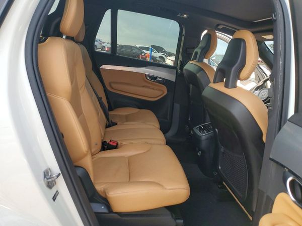 2018 VOLVO XC90 Momentum