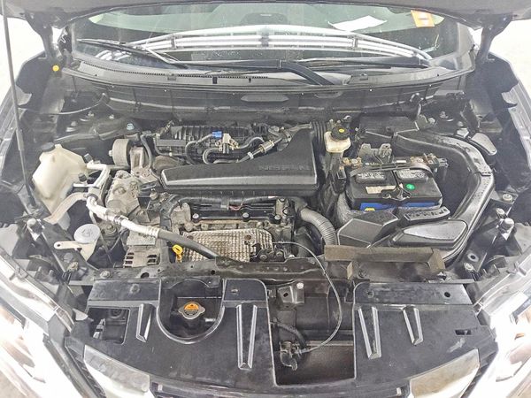 2018 NISSAN ROGUE — Engine bay