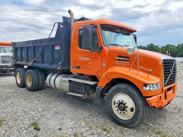2014 VOLVO VHD