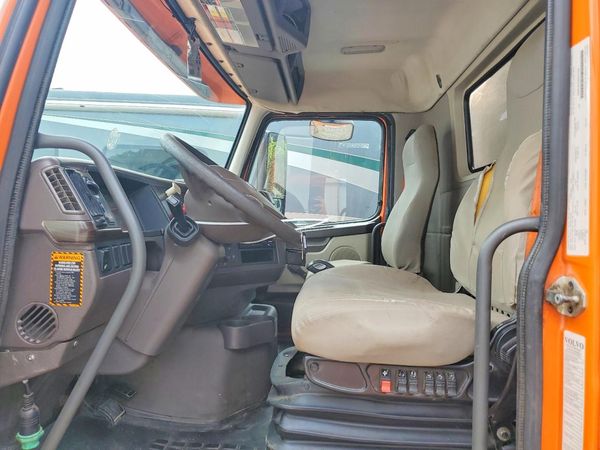 2014 VOLVO VHD