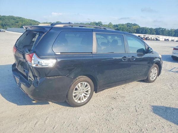 2012 TOYOTA SIENNA