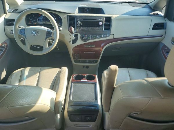 2012 TOYOTA SIENNA