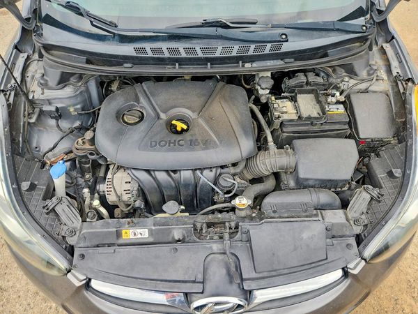 2013 HYUNDAI ELANTRA — Engine bay