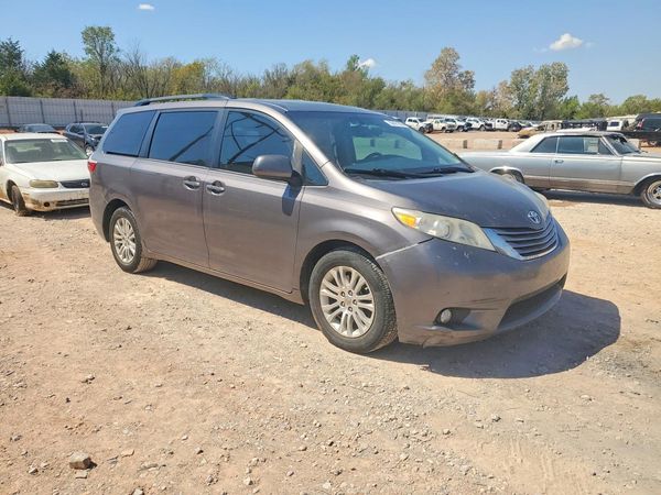 2017 TOYOTA SIENNA