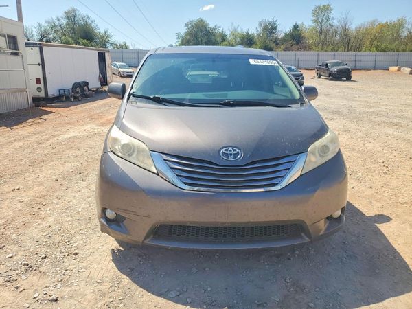 2017 TOYOTA SIENNA