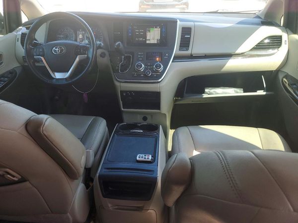 2017 TOYOTA SIENNA