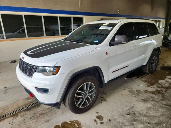 2020 JEEP GRAND CHEROKEE Trailhawk — Front 3/4