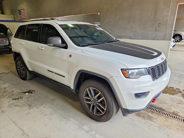 2020 JEEP GRAND CHEROKEE Trailhawk — Passenger 3/4