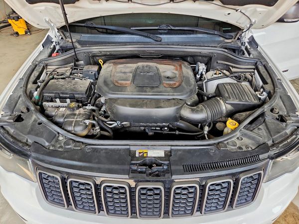 2020 JEEP GRAND CHEROKEE Trailhawk — Engine bay