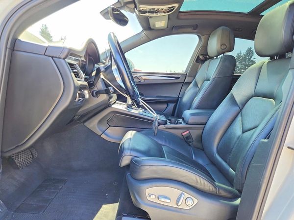 2016 PORSCHE MACAN